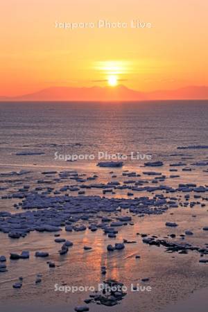 能取岬から知床連峰からの日の出と流氷