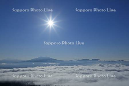 雲海と斜里岳と太陽