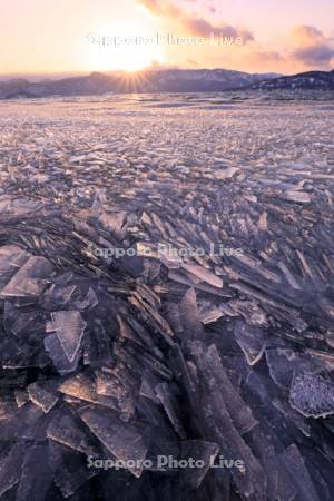 夕景の屈斜路湖の砕け氷
