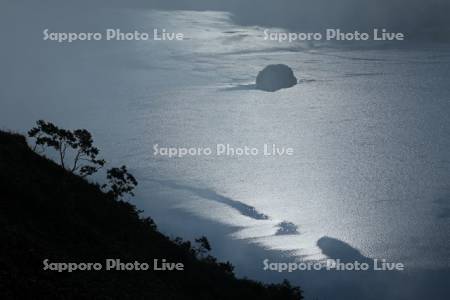 光る摩周湖の湖面とカムイシュ島