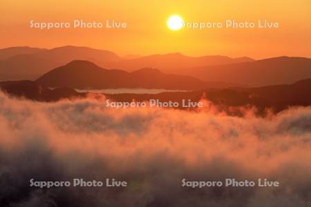 屈斜路湖の雲海と日の出