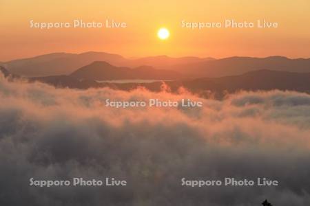 屈斜路湖の雲海と日の出