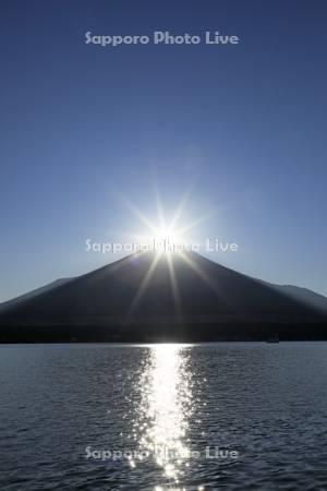 山中湖とダイヤモンド富士
