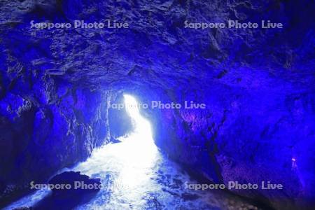 能登半島の金剛崎の青の洞窟