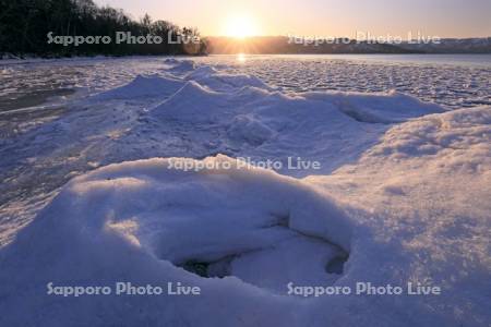 凍る屈斜路湖の夕景