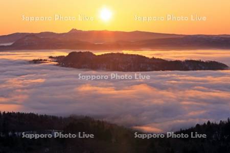 美幌峠から雲海の屈斜路湖と日の出