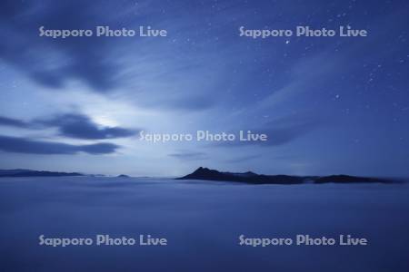 月明かりの霧の摩周湖と摩周岳