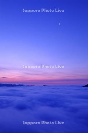夜明けの霧の摩周湖と月