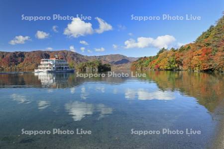 紅葉の十和田湖と観光船