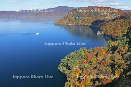 瞰湖台から紅葉の十和田湖と観光船