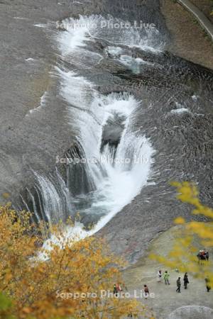 遊歩道から見る吹割の滝