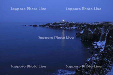 夜明け前の霧多布岬と灯台