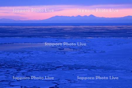 能取岬からオホーツク海の流氷と知床連峰の夜明け