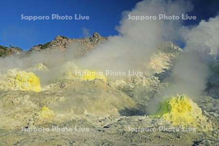 硫黄山の硫黄の噴気孔