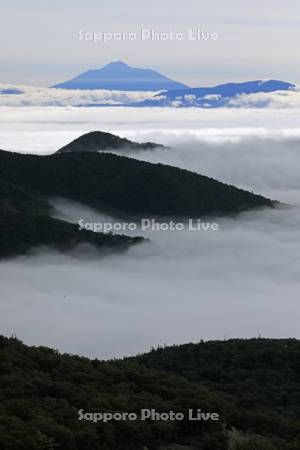 知床峠から根室海峡の雲海と国後島の茶々岳・世界遺産