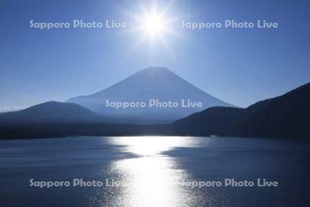 本栖湖から富士山と太陽　世界遺産