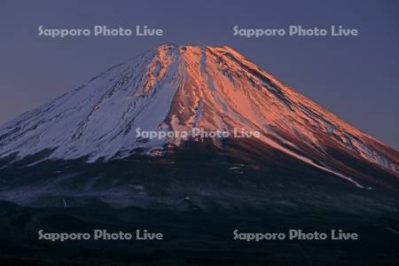 本栖湖から夕やけの富士山　世界遺産