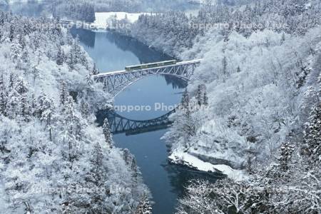 雪の第一只見川橋梁とJR只見線の列車
