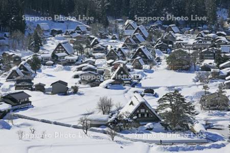 天守閣展望台から雪の白川郷の萩町集落　世界遺産