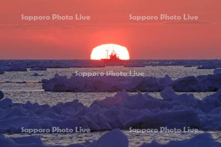 野付半島からの流氷と日の出とホタテ漁船