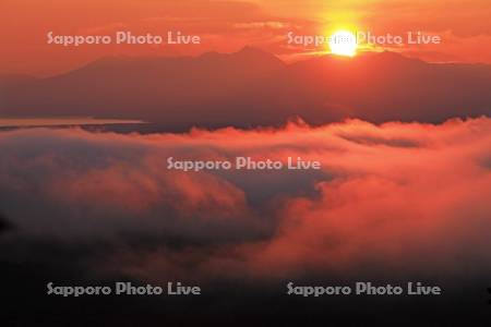 朝の小清水高原から雲海と知床連峰からの日の出