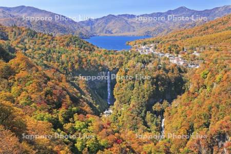 明智平展望台から紅葉の華厳の滝と中禅寺湖