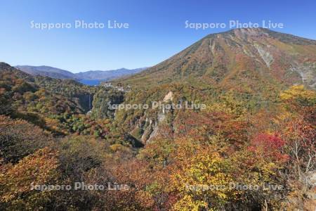 明智平展望台から紅葉の華厳の滝と中禅寺湖と男体山