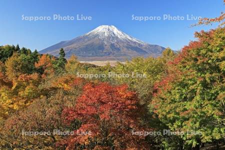 紅葉の二十曲峠展望テラスSORA no IROより富士山