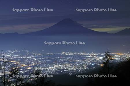 甘利山から甲府盆地の街明かりと富士山