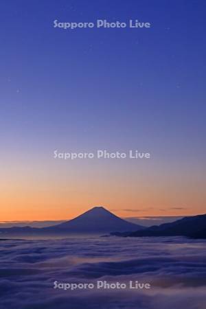 高ボッチから雲海と夜明けの富士山