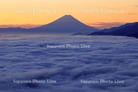 高ボッチから雲海と夜明けの富士山