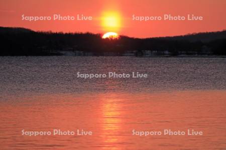 屈斜路湖のサンピラーと日の出