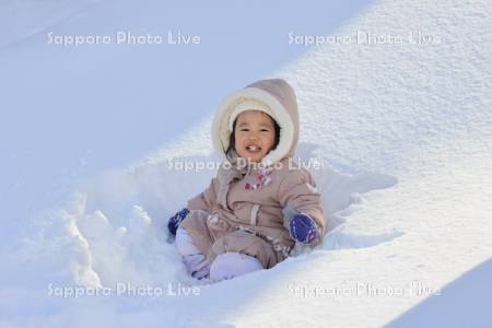雪で遊ぶ子供・２歳