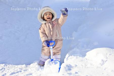 雪で遊ぶ子供・２歳