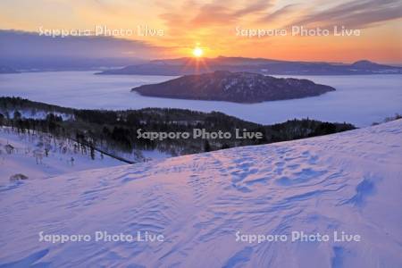 美幌峠からの朝焼けの屈斜路湖