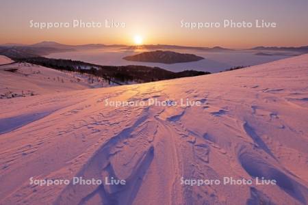 美幌峠から日の出の屈斜路湖