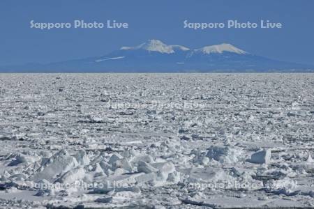 根室海峡の流氷と国後島の羅臼山