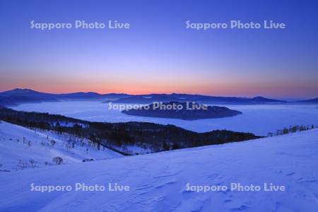 美幌峠から夜明けの屈斜路湖