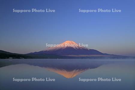 山中湖の朝焼けの逆さ富士・世界遺産