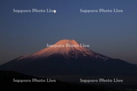 二十曲峠望テラスから朝焼けの富士山と月・世界遺産