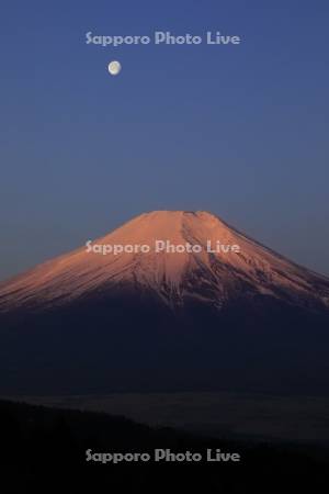 二十曲峠望テラスから朝焼けの富士山と月・世界遺産