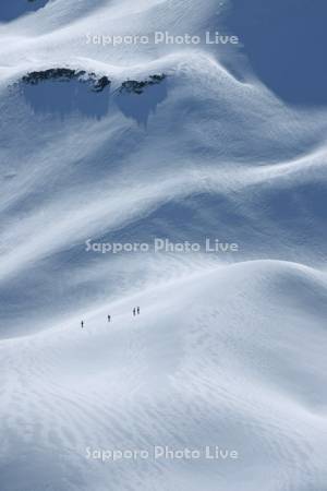 室堂から立山連峰のスキー客