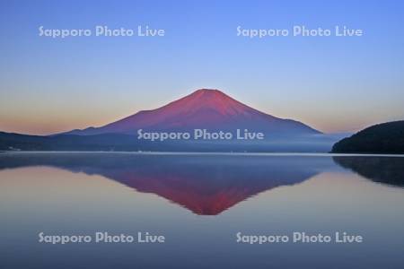朝焼けに染まる赤富士と山中湖・世界遺産