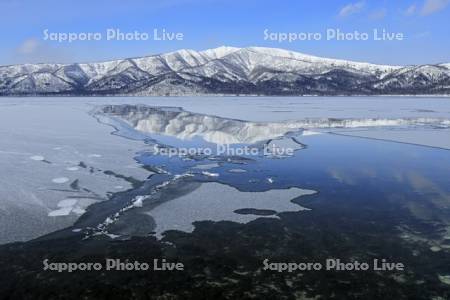 凍る屈斜路湖と藻琴山