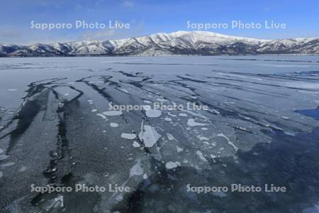 凍る屈斜路湖と藻琴山