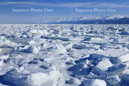 オホーツク海の流氷と知床連峰・世界遺産