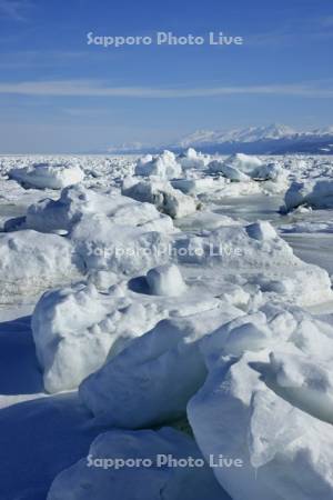 オホーツク海の流氷と知床連峰・世界遺産