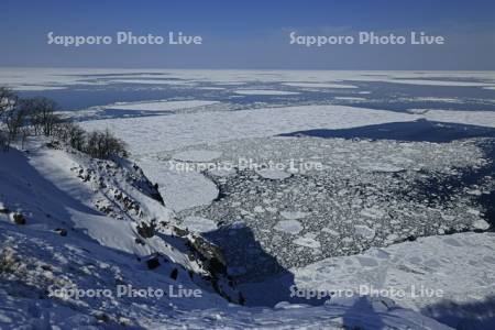 湯の華の滝の断崖からオホーツク海の流氷・世界遺産