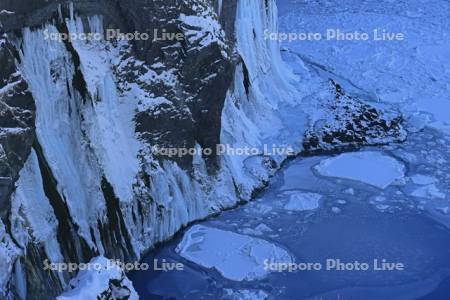 凍る湯の華の滝とオホーツク海の流氷・世界遺産