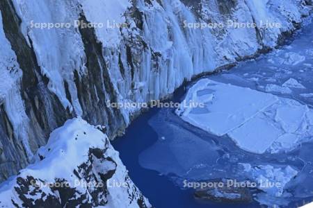 凍る湯の華の滝とオホーツク海の流氷・世界遺産